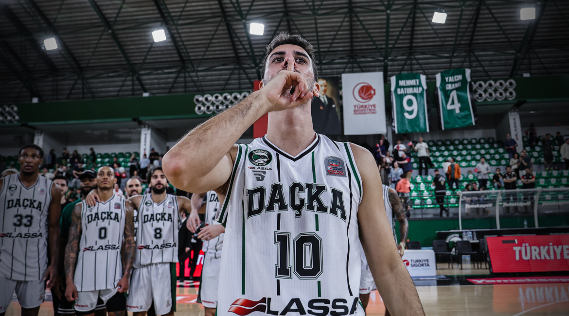 Türkiye Sigorta Basketbol Süper Ligi'nin 5. haftasında Darüşşafaka Lassa, Cumhuriyet'in 100. yılının doyasıyla kutlandığı maçta Pınar Karşıyaka'yı 83-78'lik skorla mağlup ederek bu sezon üçüncü galibiyetini aldı.