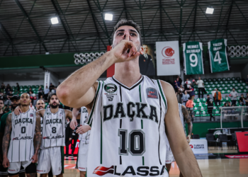 Türkiye Sigorta Basketbol Süper Ligi'nin 5. haftasında Darüşşafaka Lassa, Cumhuriyet'in 100. yılının doyasıyla kutlandığı maçta Pınar Karşıyaka'yı 83-78'lik skorla mağlup ederek bu sezon üçüncü galibiyetini aldı.