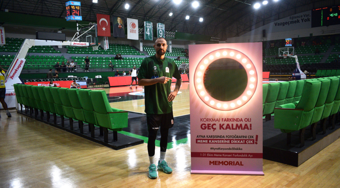 Memorial Sağlık Grubu’nun ‘Meme Kanseri Bilinçlendirme ve Farkındalık Ayı’ etkinlikleri kapsamında gerçekleştirdiği Pembe Ayna projesi, bu sezon Türkiye Sigorta Basketbol Süper Ligi ve Basketbol Şampiyonlar Ligi’nde zirve mücadelesi veren Darüşşafaka Lassa’nın ilk resmi maçında kulübün ve taraftarlarının konuğu oldu.