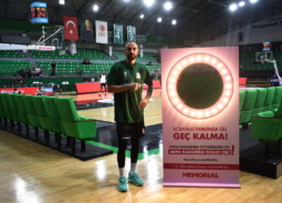 Memorial Sağlık Grubu’nun ‘Meme Kanseri Bilinçlendirme ve Farkındalık Ayı’ etkinlikleri kapsamında gerçekleştirdiği Pembe Ayna projesi, bu sezon Türkiye Sigorta Basketbol Süper Ligi ve Basketbol Şampiyonlar Ligi’nde zirve mücadelesi veren Darüşşafaka Lassa’nın ilk resmi maçında kulübün ve taraftarlarının konuğu oldu.